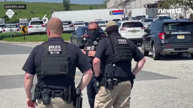 ICE agents outside Alba Wine and Spirits 